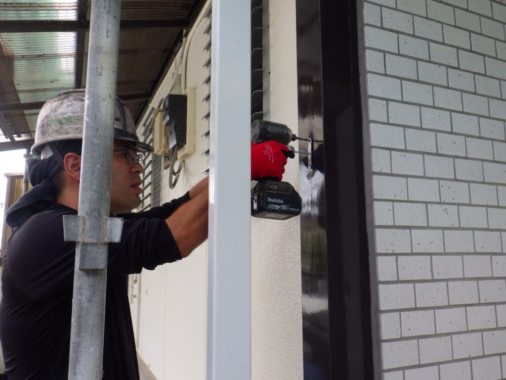 竪樋リベット穴あけ中です