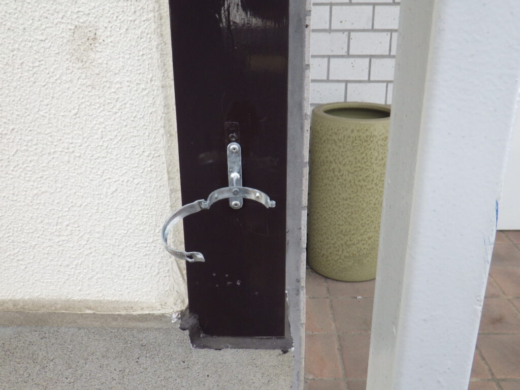 竪樋リベット固定終了です