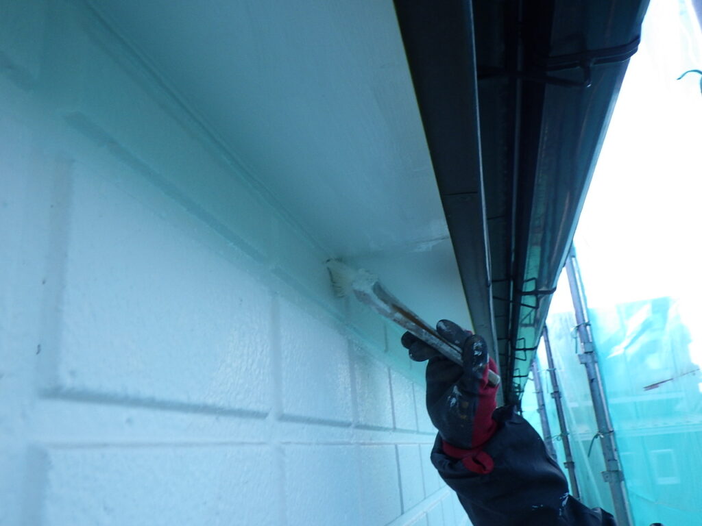 宇都宮市でケイカル板軒天２回塗りと外壁塗装下塗り