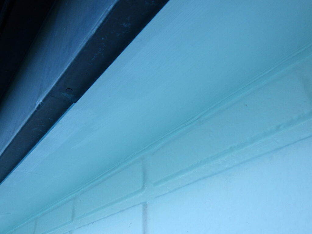 軒天１回目塗装終了です