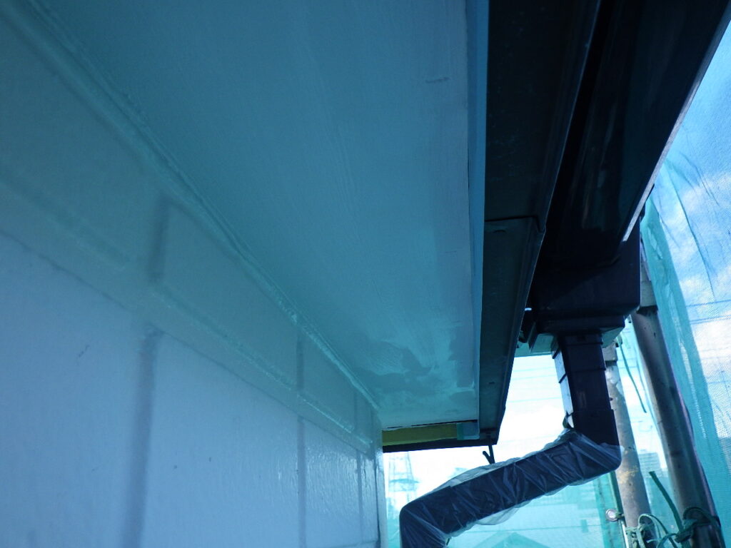 軒天１回目塗装終了です