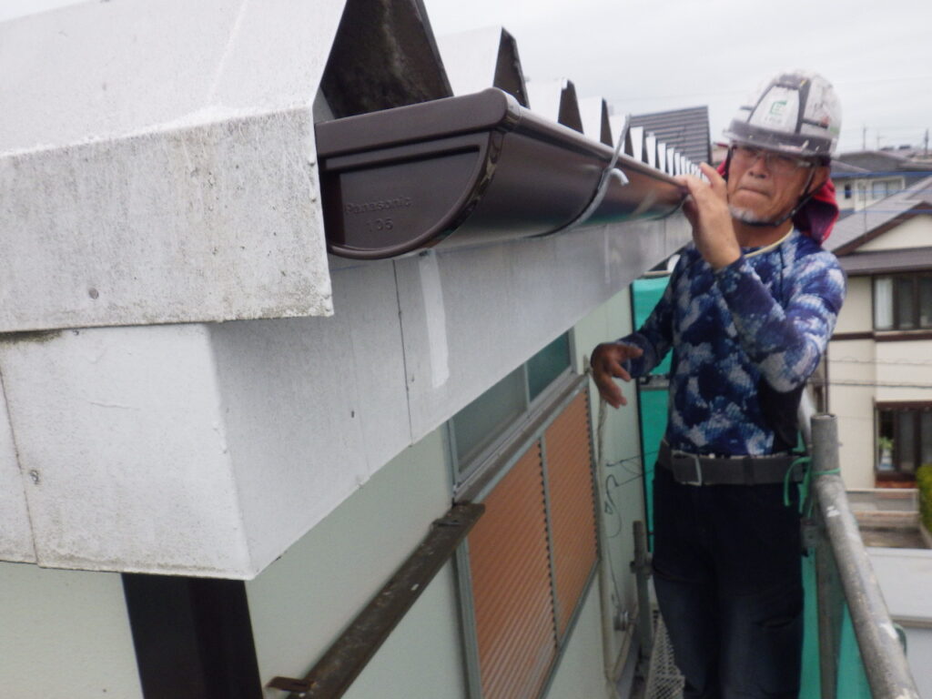 軒樋の取り付け終了です