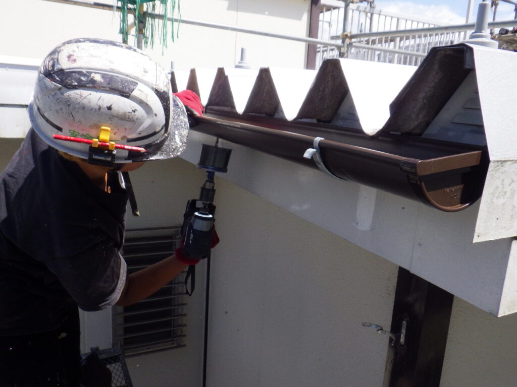 排水穴開け中です