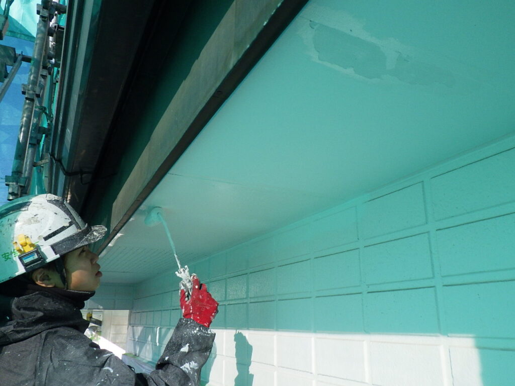 軒天の２回目塗装中です