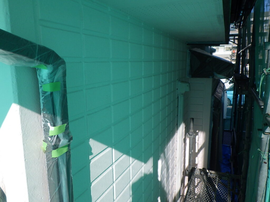 １階外壁の下塗り終了です