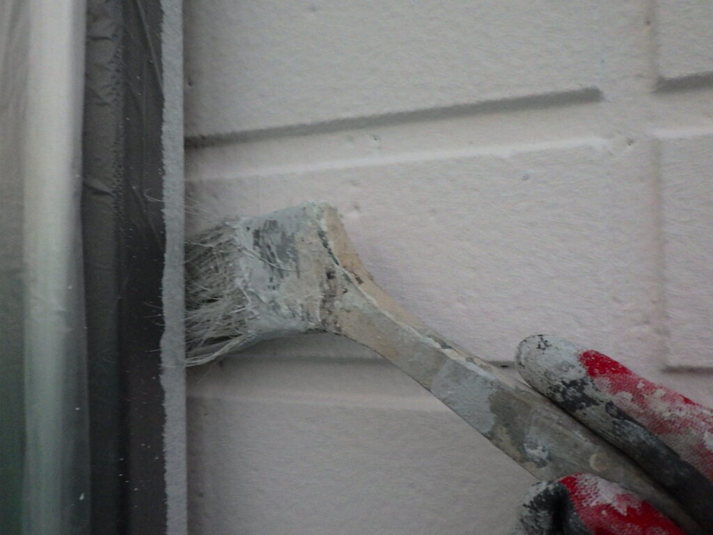 １階外壁の下塗り中です