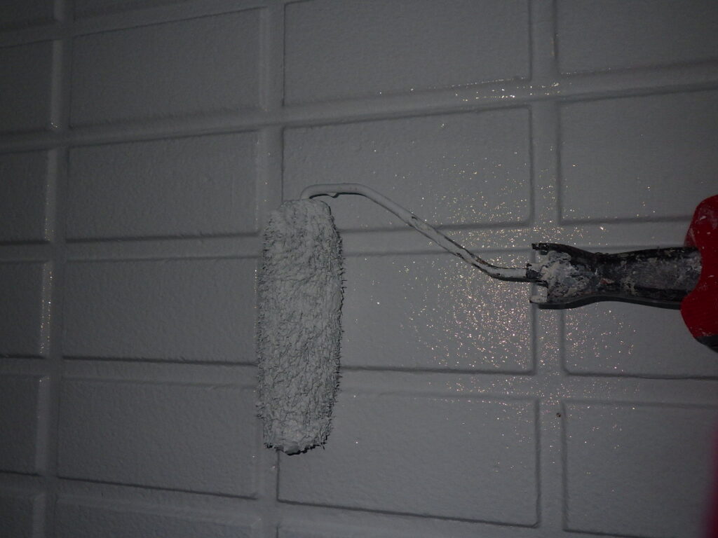 外壁の上塗り塗装中です