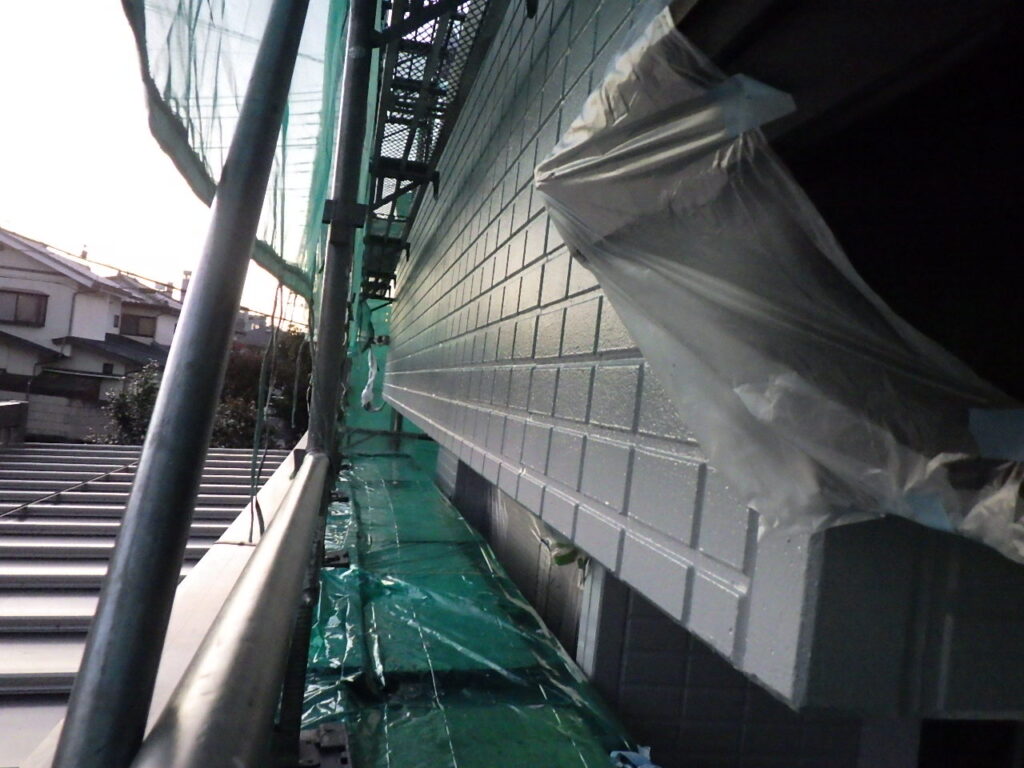 宇都宮市で中、上塗り、軒天取り合いALC外壁塗装