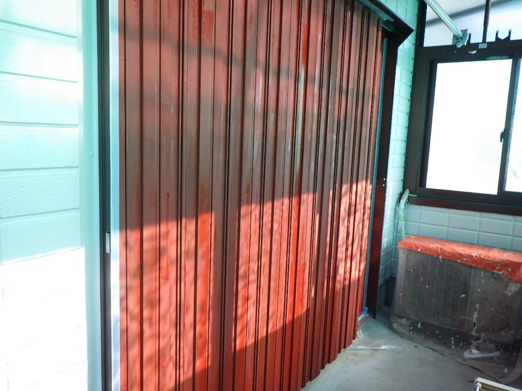 宇都宮市で下段外壁上塗り、軒天取り合い、雨樋、雨戸塗装