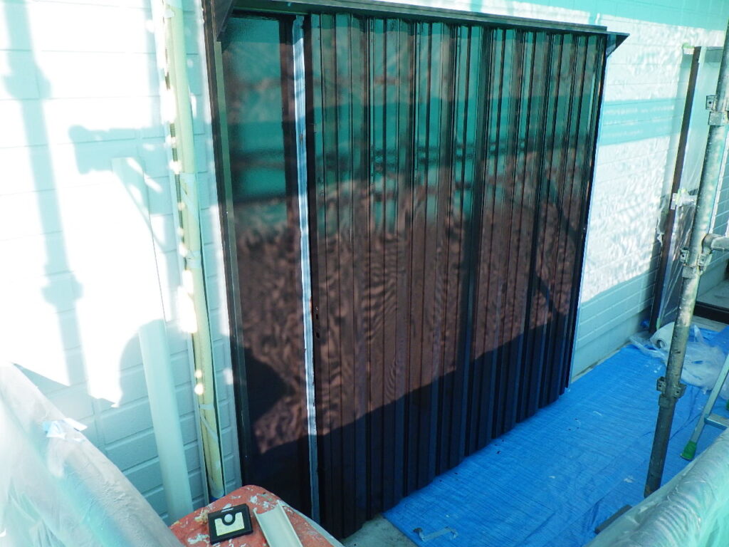 雨戸中塗り塗装終了です