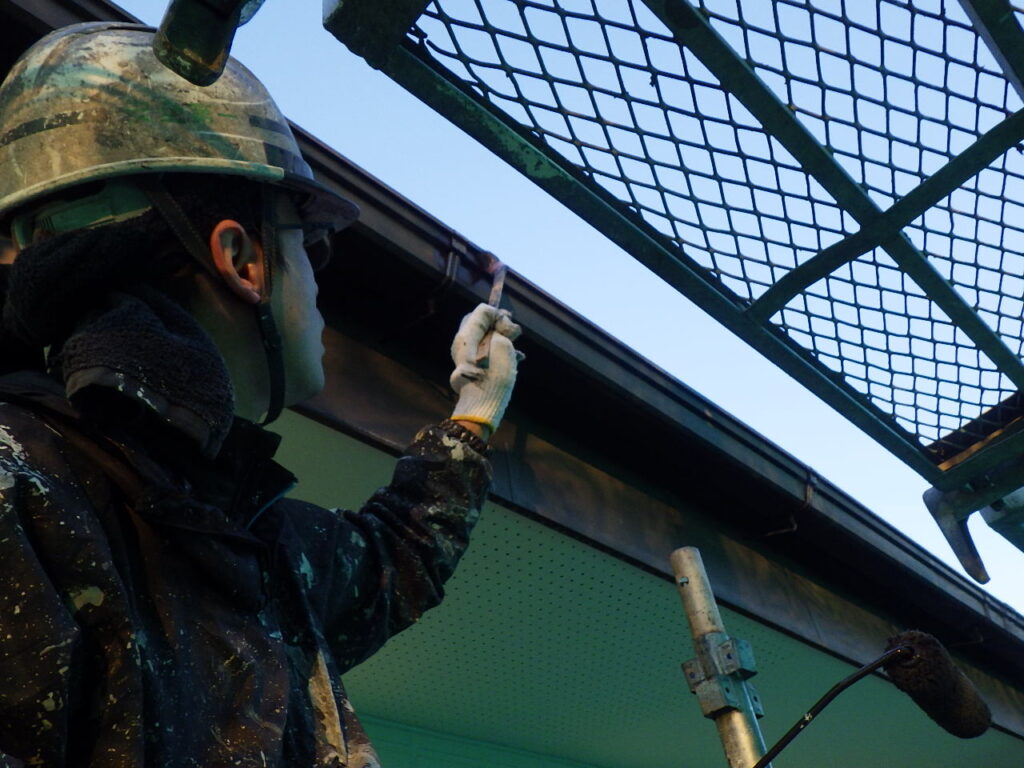 雨樋１回目塗装中です