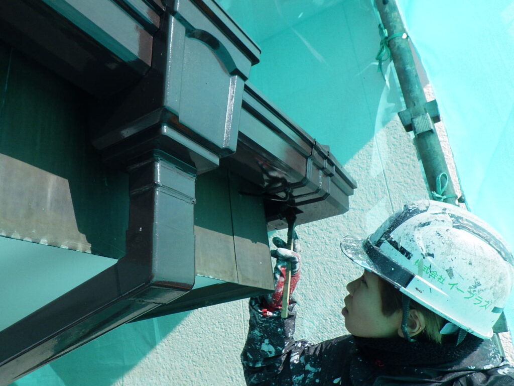宇都宮市でアクリルシリコン樹脂塗料で雨樋塗装、雨戸ケレン