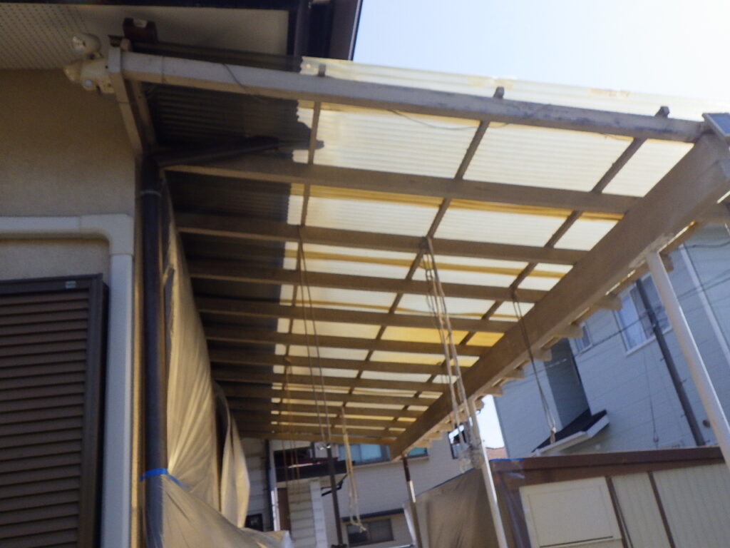 芳賀町でテラス屋根波板交換・枠塗装工事が着工しました。