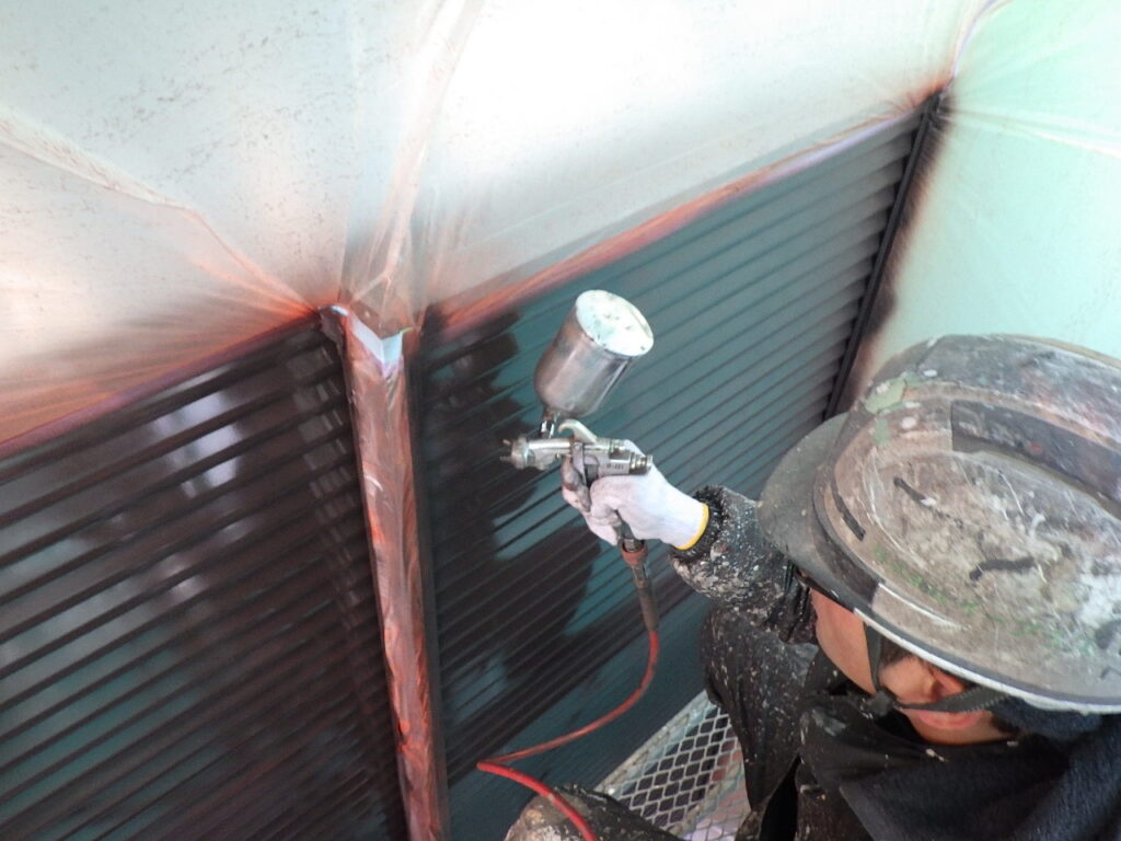 宇都宮で雨戸と戸袋の吹付塗装　アクリルシリコン樹脂塗料