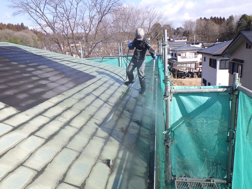 日光市でスレート屋根と窯業系外壁の塗装工事が着工　高圧洗浄