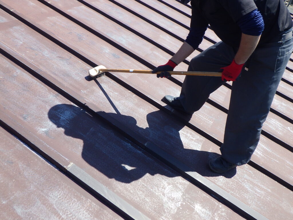 宇都宮市で錆止め塗料を使用し屋根板金の下塗り塗装をしました。