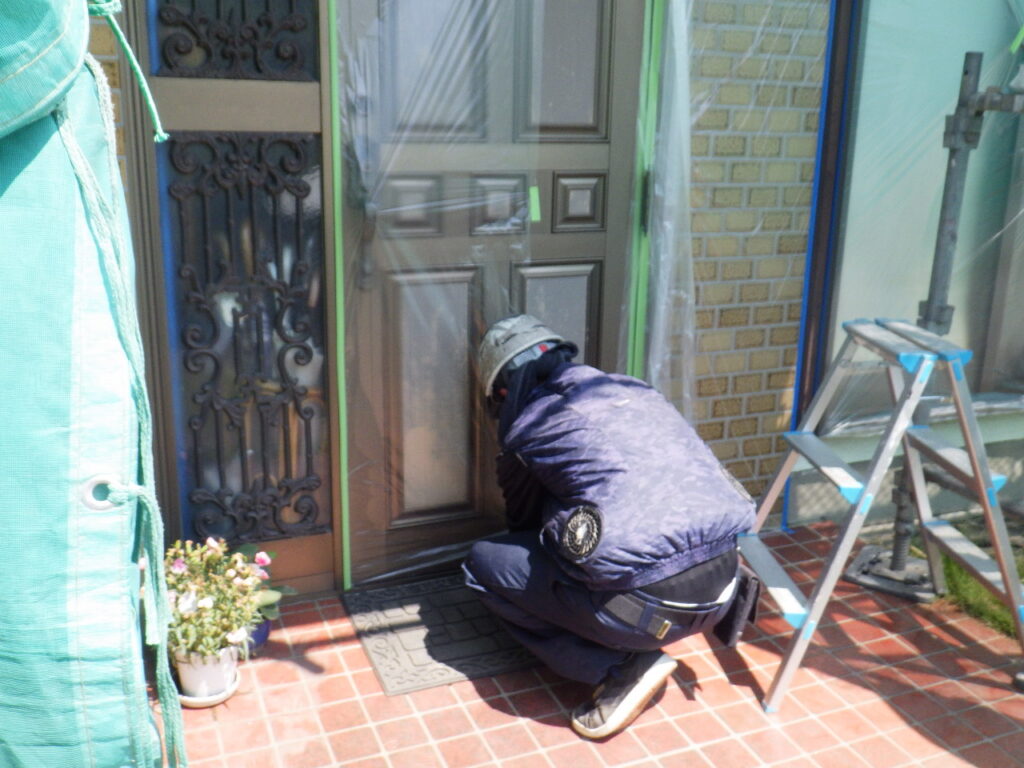 宇都宮市で外壁塗装用の養生作業と板金部下塗りをしました