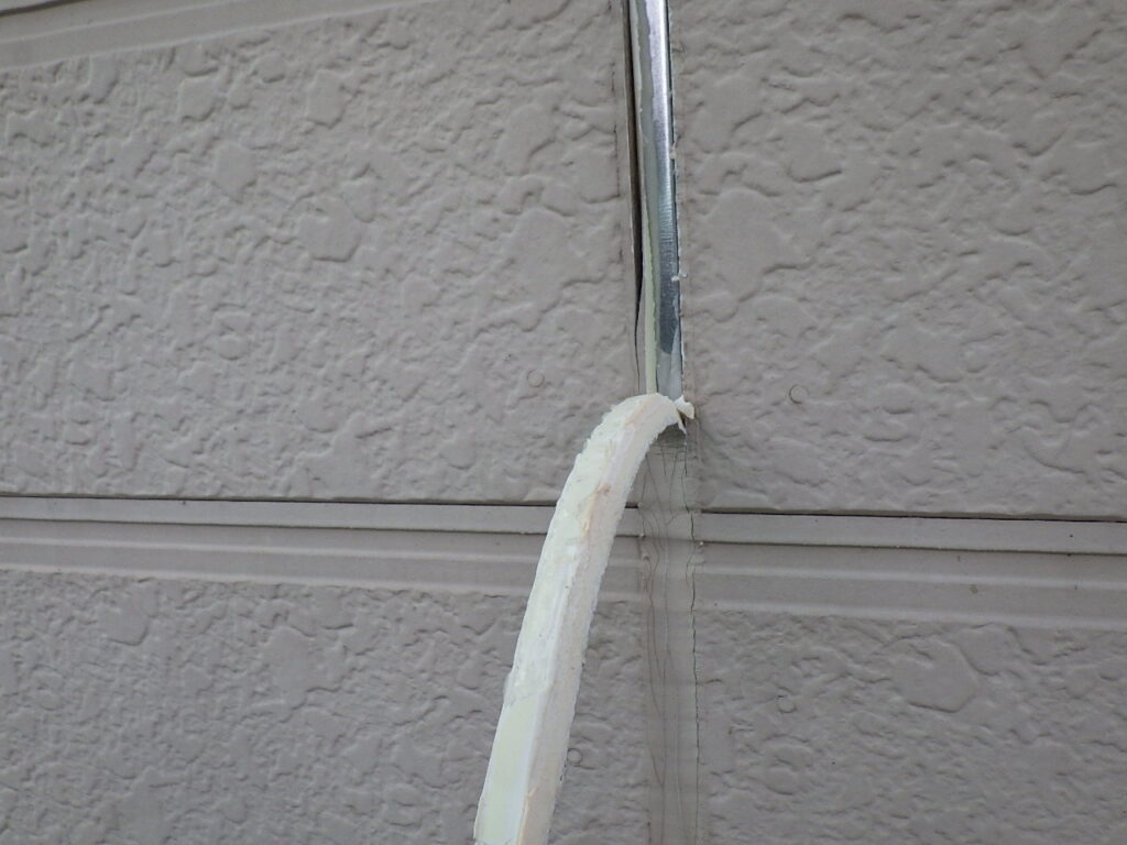 日光市でサイディング目地のシーリング撤去、シーリング用養生