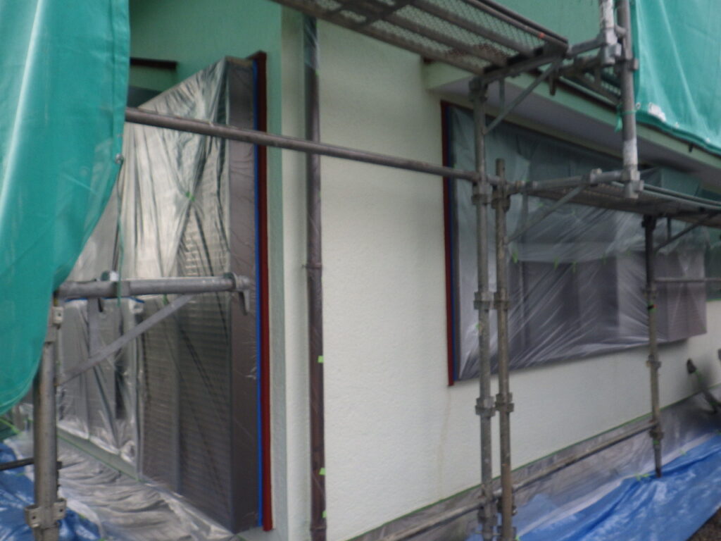 窓周りの養生が終了しました