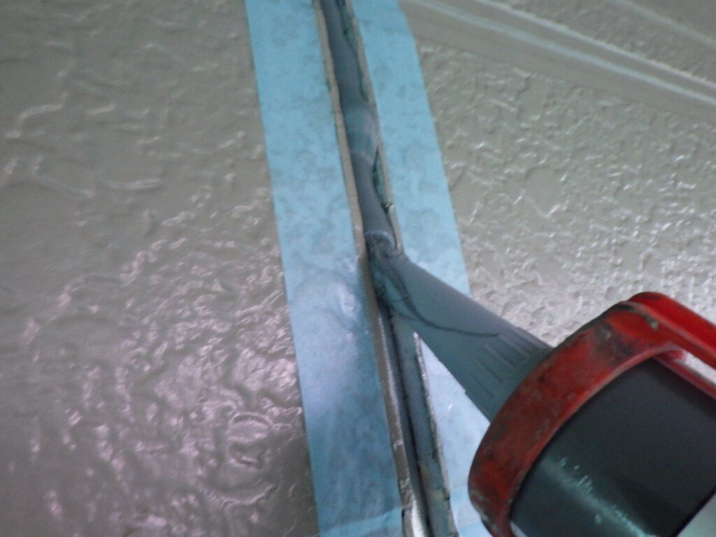 シーリング打ち替え中です