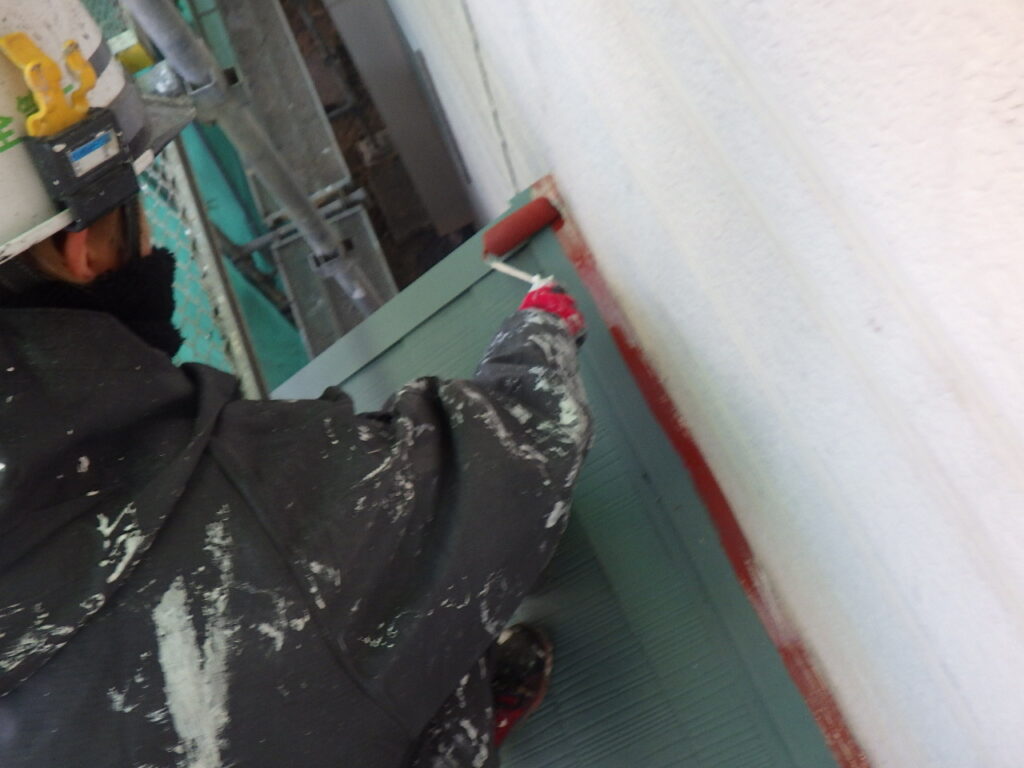 屋根板金部下塗り中です