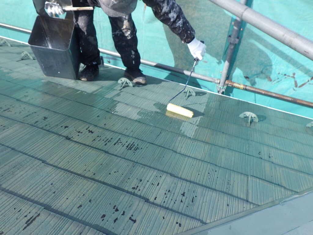 日光市で屋根強化プライマーと錆止め使い屋根下塗り　外壁塗装養生