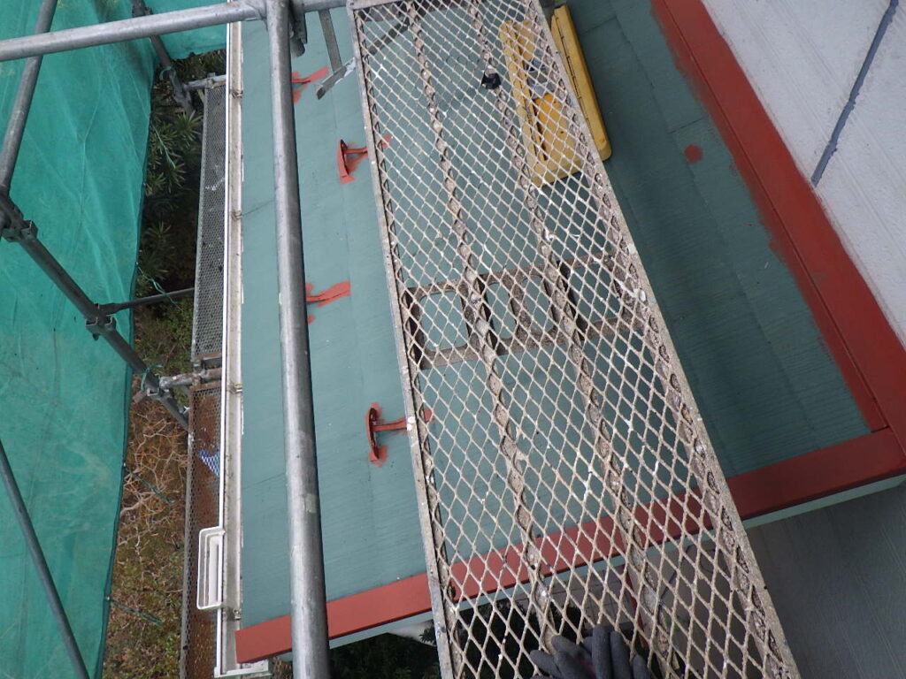 屋根板金部下塗り終了です