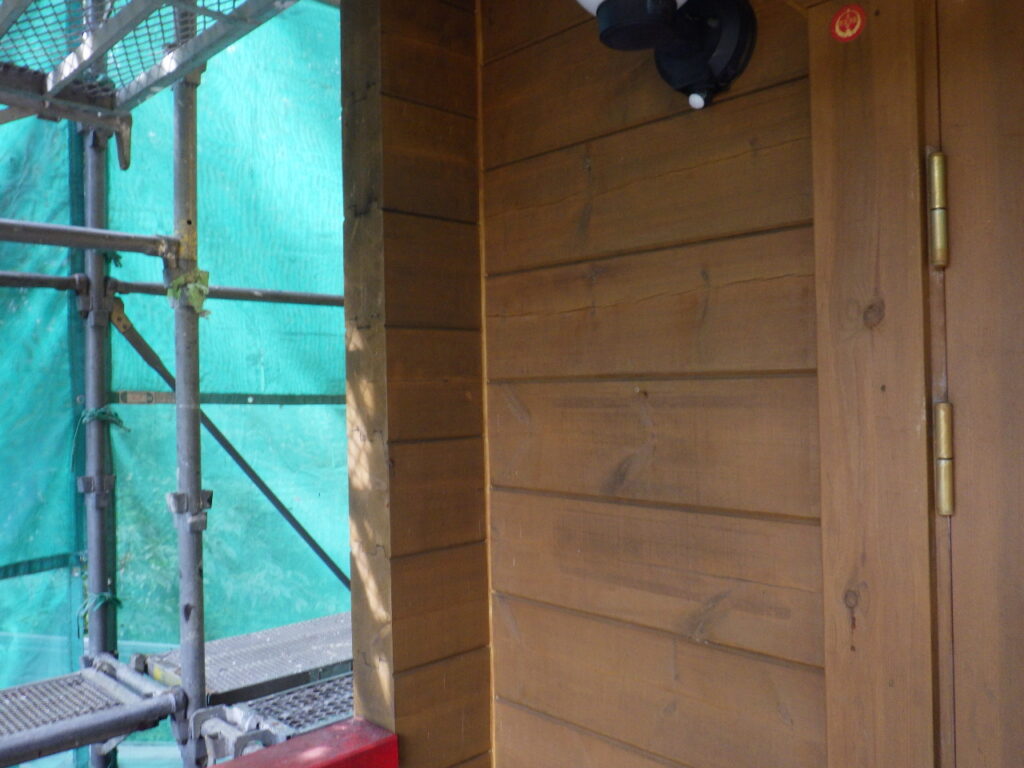 那須町の外壁塗装工事でシーリング下処理をしました