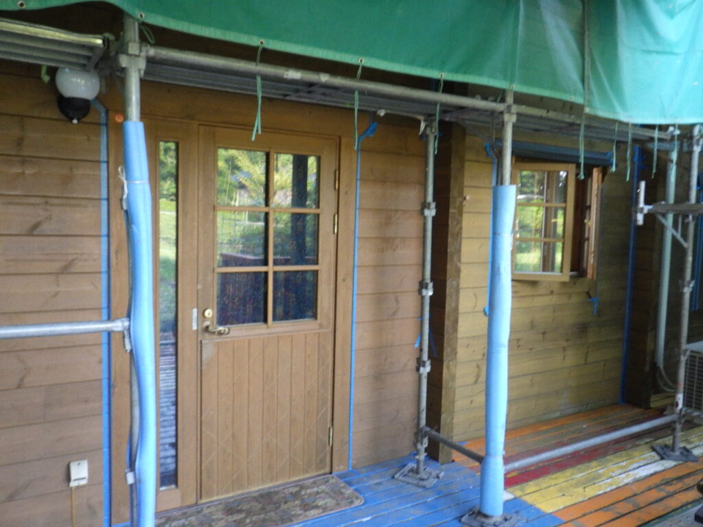 那須町のログハウス塗装工事でシーリングを打ちました