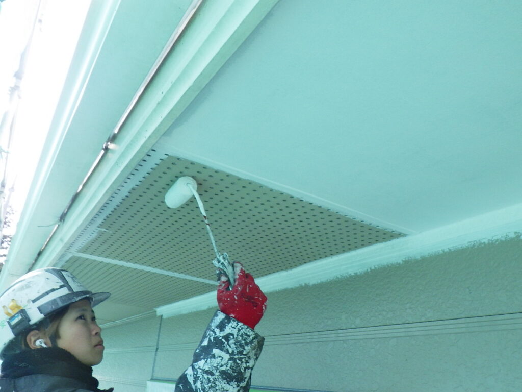 軒天１回目塗装中