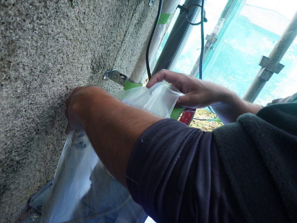 宇都宮市の外壁塗装工事で養生作業をしました。