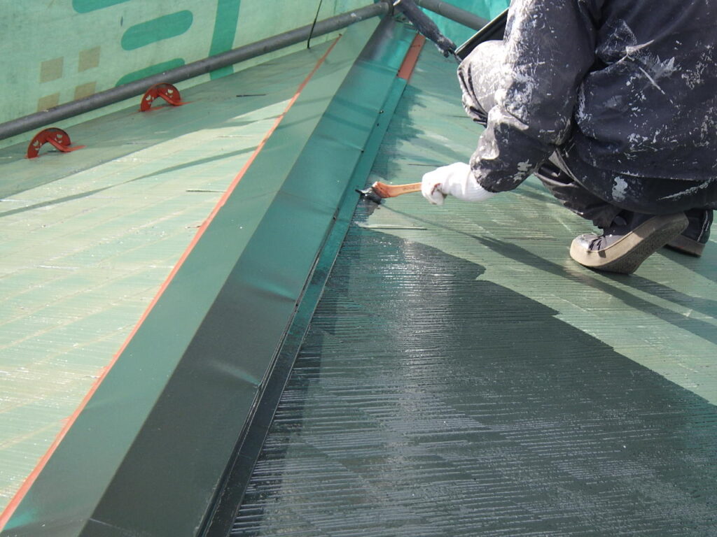 屋根中塗り塗装中