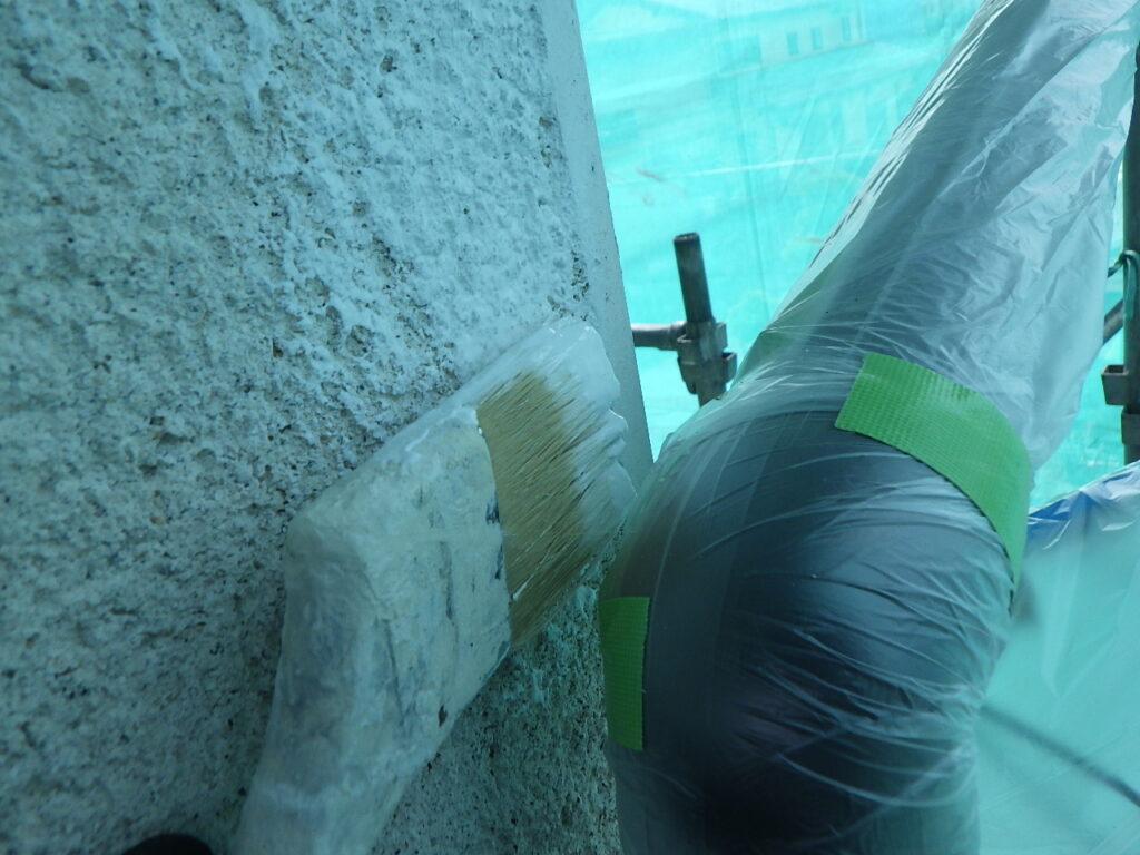 宇都宮市でアレスダイナミックフィラーで下塗りが始まりました。