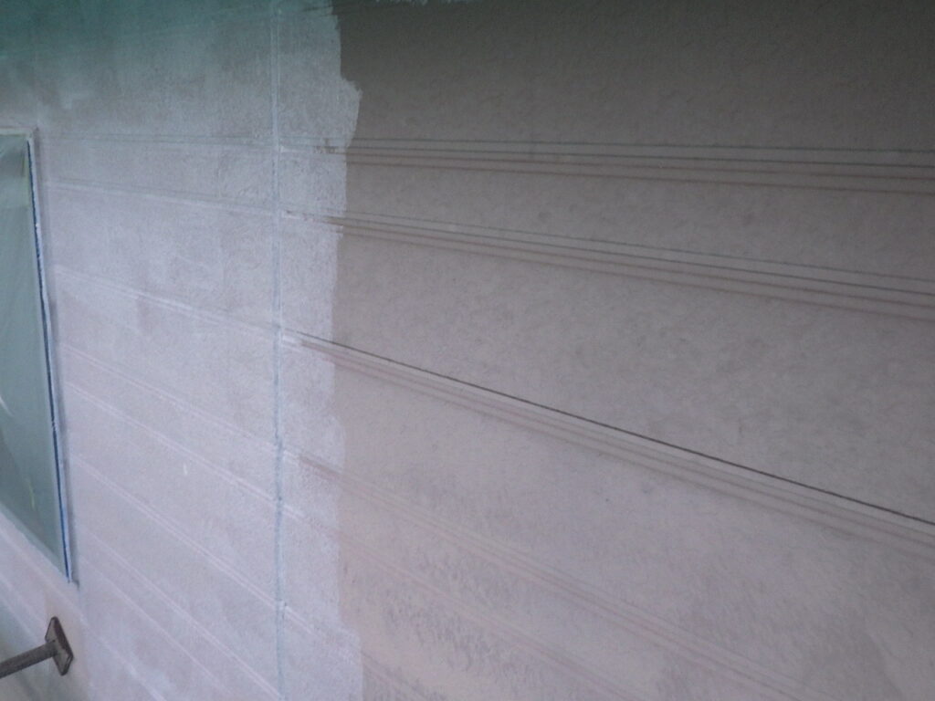 外壁下塗り塗装中