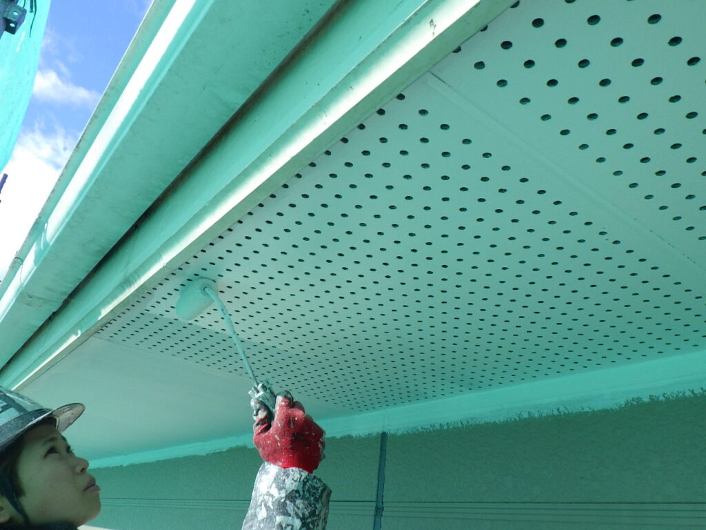 日光市でケイカル板製軒天塗装　軒天を２回塗装で仕上げる理由