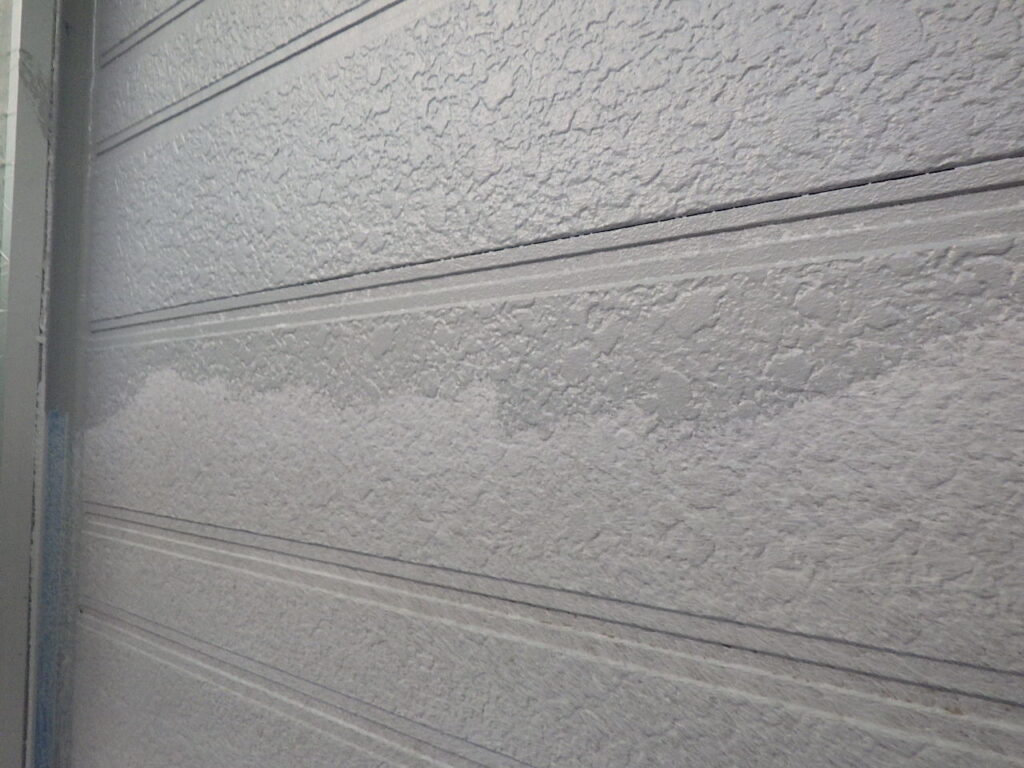 外壁の中塗り途中