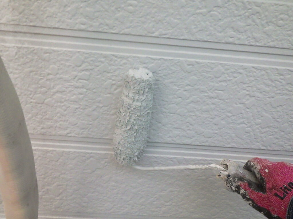 外壁の中塗り途中