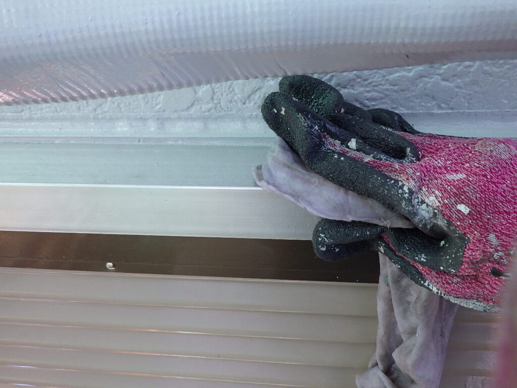 サッシ枠の清掃中