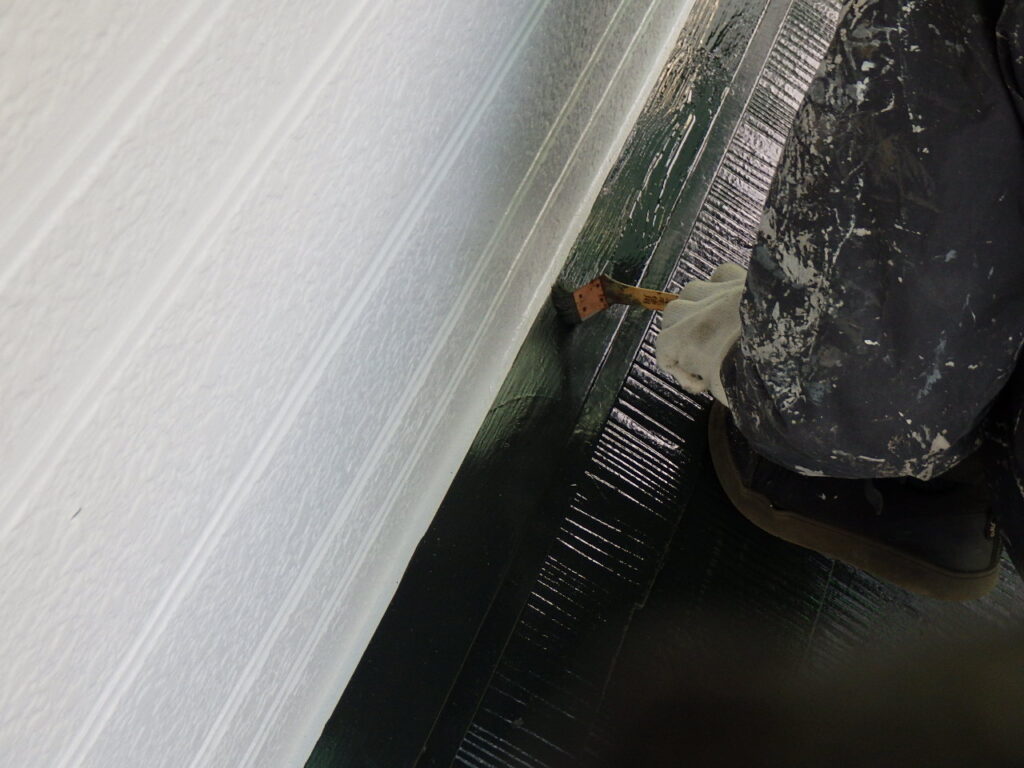 下屋根の上塗り中