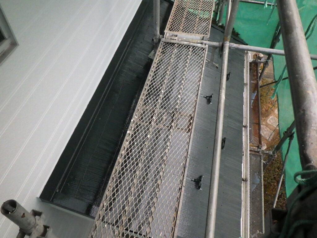 下屋根の上塗り終了