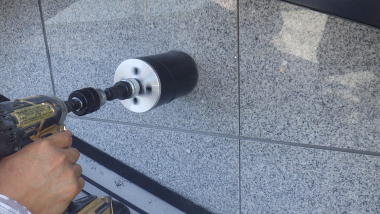 下穴開け中です