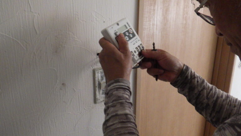 リモコン取り付け中です