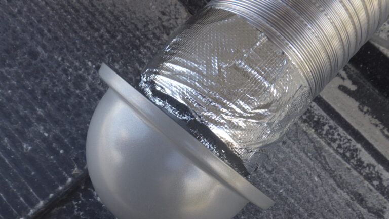 ダクトとガラリを繋ぎました