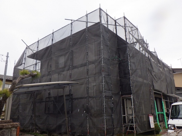 宇都宮市でスレート屋根と外壁塗装工事の着工です。