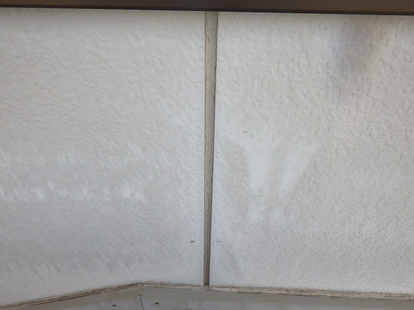 宇都宮市で窯業系外壁面の塗装前補修工事をしました。