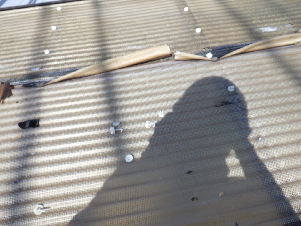 カーポート屋根の解体中です