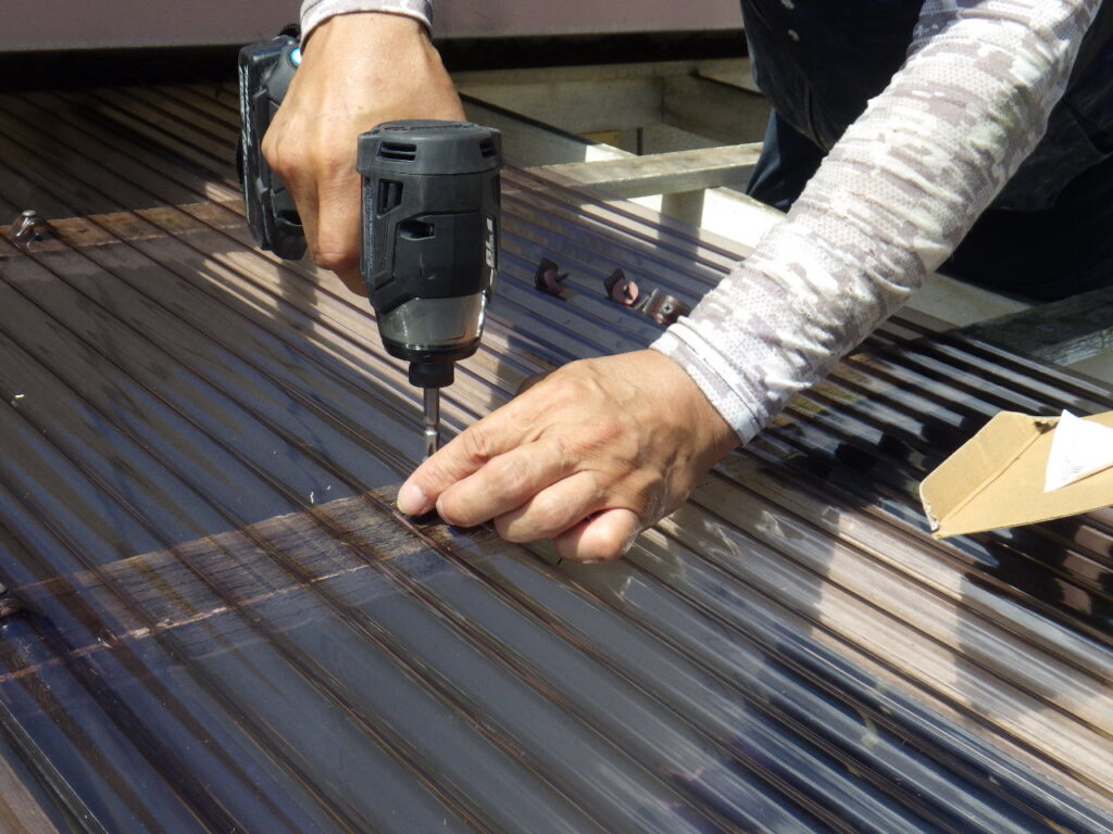 テラス波板の取り付け中です