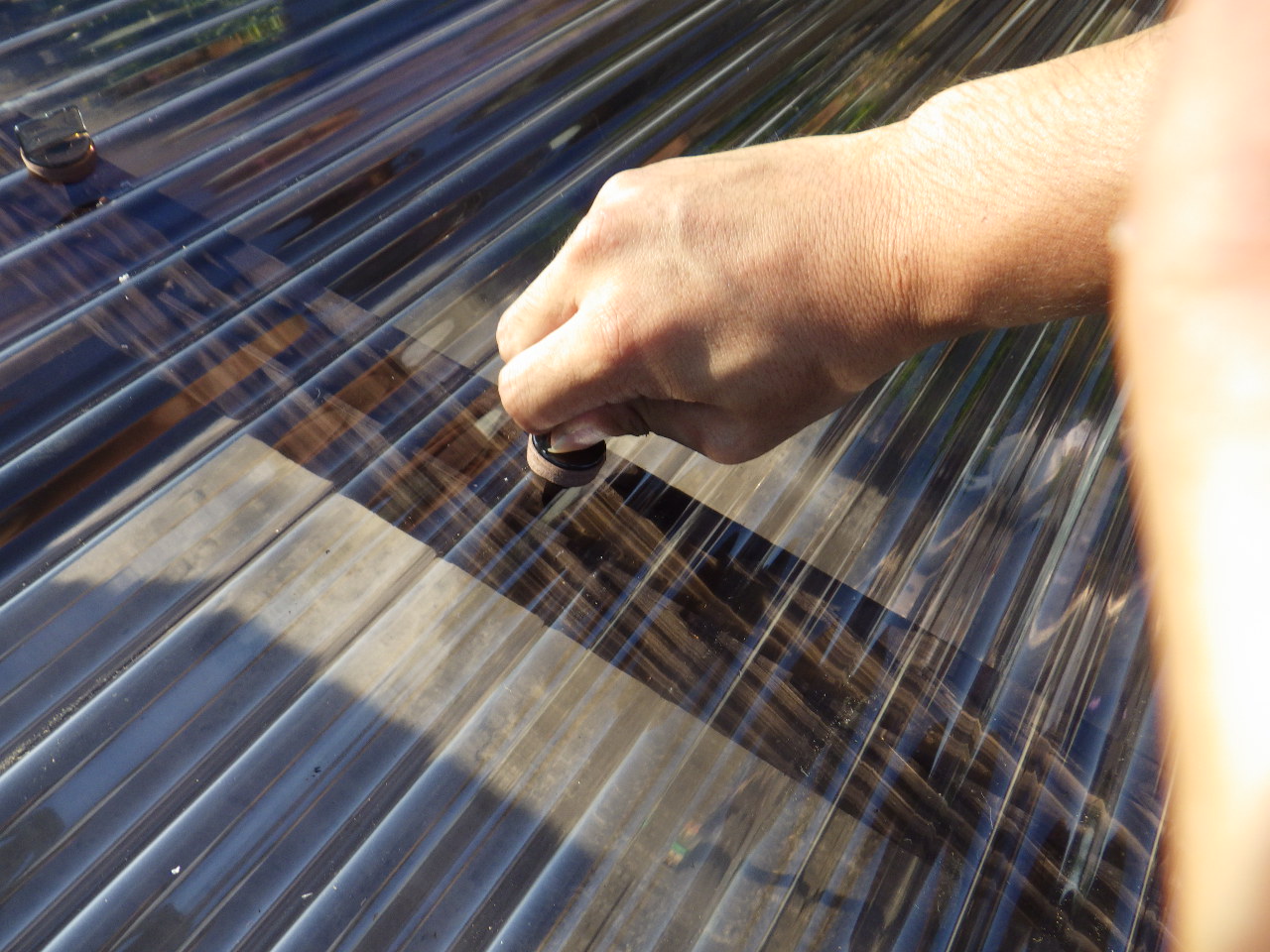 専用傘座金での仕上げ固定