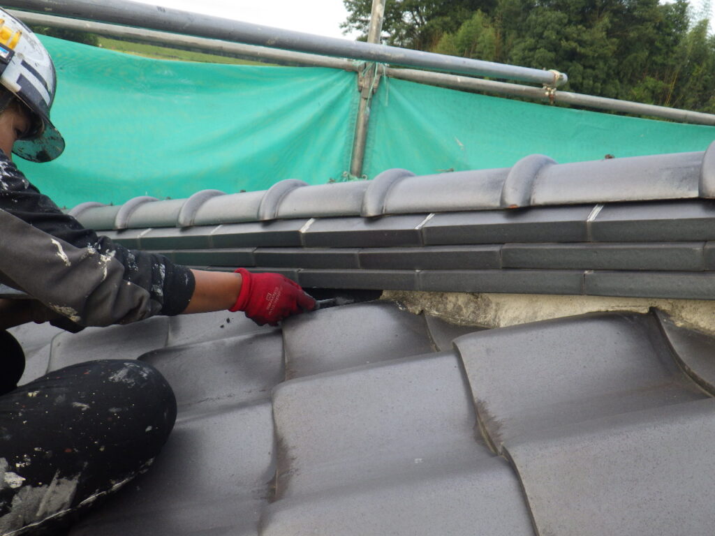 隅棟の漆喰詰め増し中です