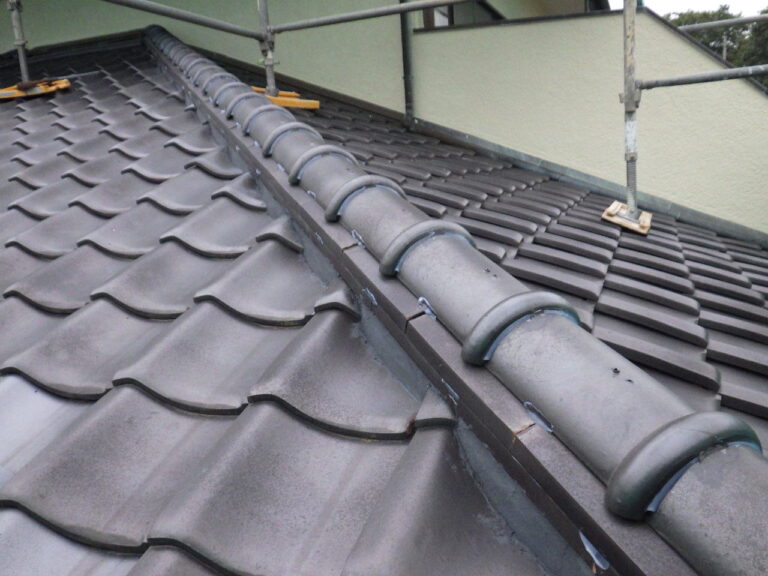 下屋根のラバーロックが終了しました